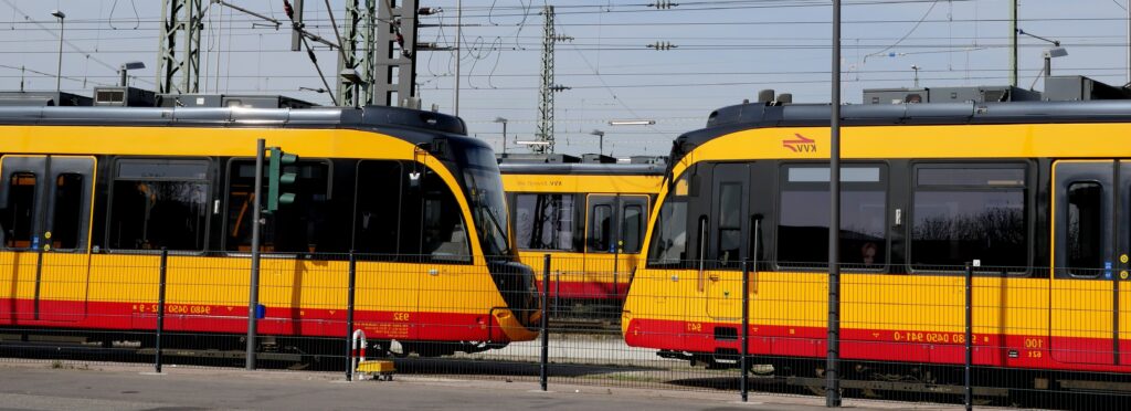 Umstieg ÖPNV Bahnen der KVV 